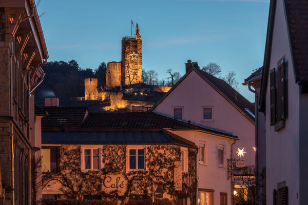 Weihnachtlich geschmückte Wachtenburg im Abendlicht