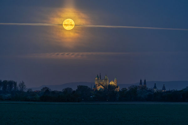 Vollmonduntergang hinter dem Speyerer Dom