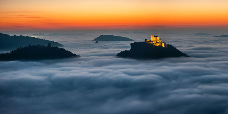Burg Trifels im Abendnebel, 120 x 60 cm, Alu-Dibond, Rückseitige Hängung mit Aluminiumschiene, 320 €