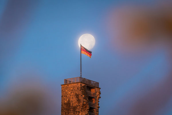 Vollmonduntergang an der Wachtenburg