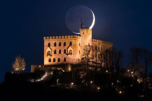 Sichelmond am Hambacher Schloss