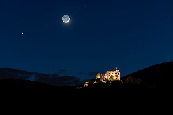 Sichelmond und Jupiter hinterm Hambacher Schloss