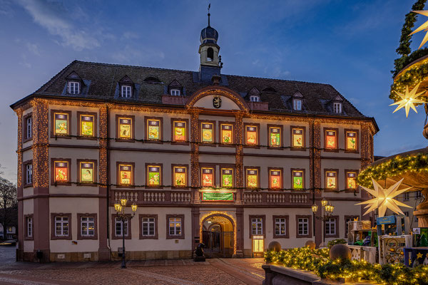 Beleuchteter Adventskalender am Neustadter Rathaus