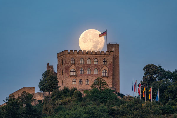Vollmonduntergang hinter dem Hambacher Schloss