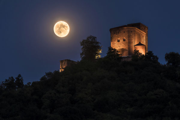 Vollmond über dem Trifels (gesehen von Annweiler)
