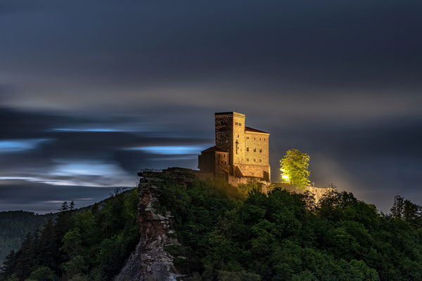 Wolkiger Abend am Trifels