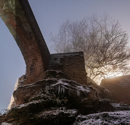 Neblige Winternacht auf dem Trifels