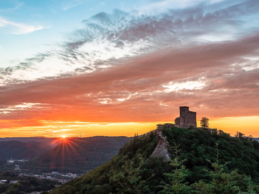 Abendhimmel mit Blick zum Trifels