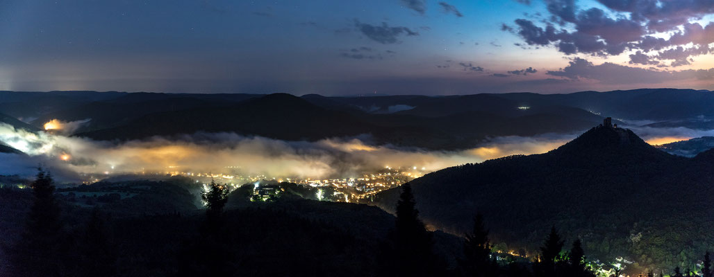Erste Morgendämmerung über Annweiler und Trifels
