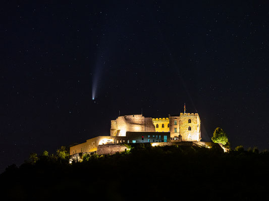 Komet Neowise am Hambacher Schloss