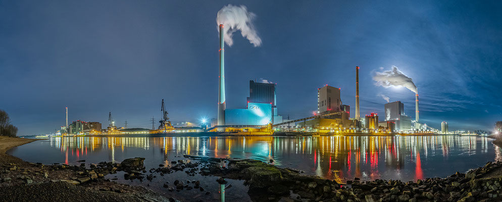 Winternacht am Großkraftwerk Mannheim, 100 x 35 cm, Aluminium-Wechselrahmen, Fotodruck auf hochwertigem Hahnemühle-Karton mit Passepartout, 190 €