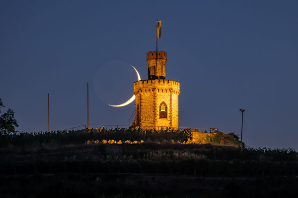 Monduntergang hinter dem Flaggenturm