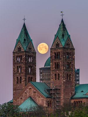 Vollmonduntergang hinter dem Speyerer Dom