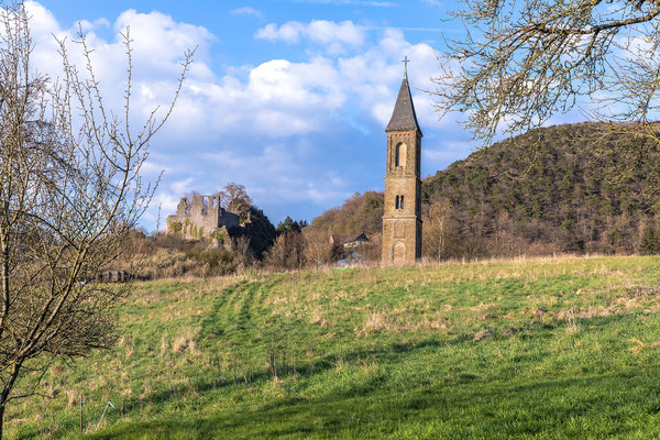 Einsamer Kirchturm und Burgruine Falkenstein