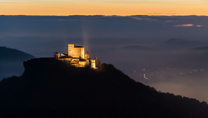 Burg Trifels im letzten Abendlicht
