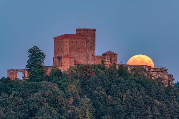 Vollmondaufgang hinter der Burg Trifels