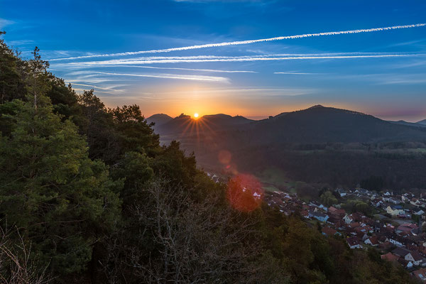 Sonnenaufgang hinter dem Trifels