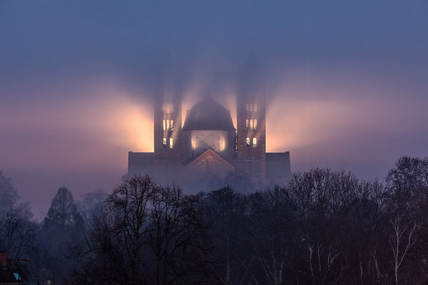 Vollmonduntergang hinter dem nebligen Speyerer Dom