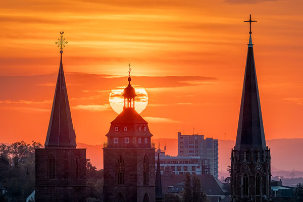 Sonnenaufgang hinter der Neustadter "Skyline"
