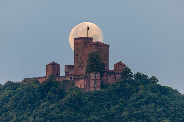 Vollmonduntergang am Trifels