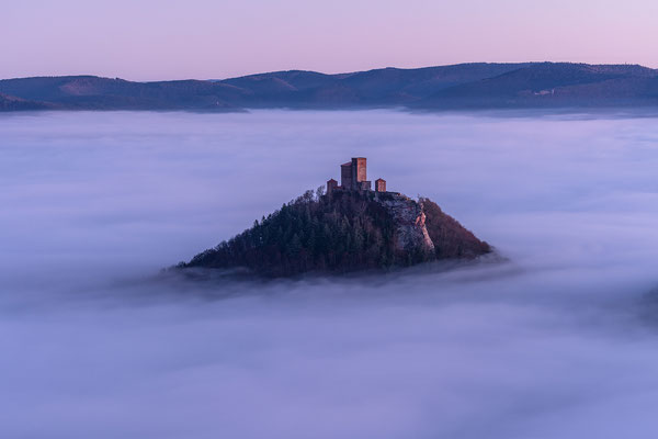 Erstes Dämmerlicht am Trifels