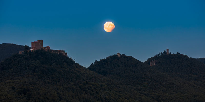 Panoramaaufnahme - Partielle Mondfinsternis über Trifels, Anebos und Münz, 120 x 60 cm,  Alu-Dibond, Rückseitige Hängung mit Aluminiumschiene, 240 €