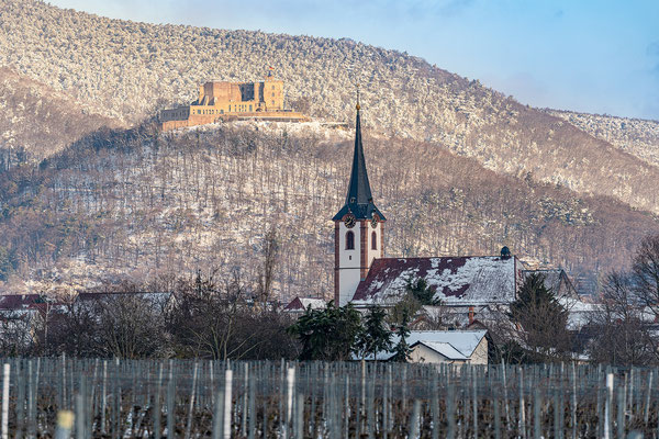 Winterliche Pfalz: Blick auf Hambacher Schloss und Diedesfelder Kirche