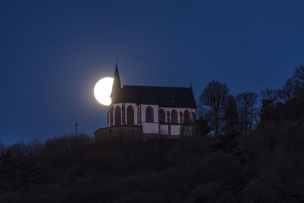 Vollmonduntergang hinter der Annakapelle