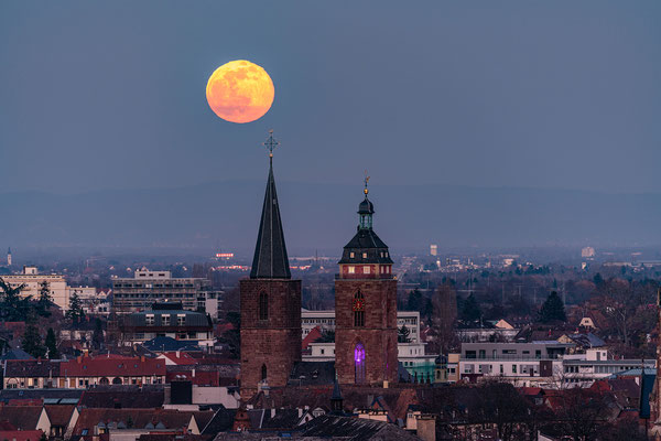 Vollmondaufgang über Neustadt
