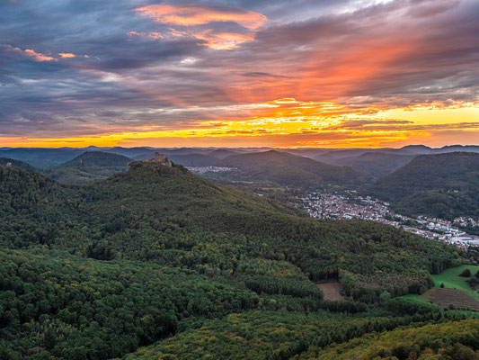 Wolkiger Sonnenuntergang am Hohenberg