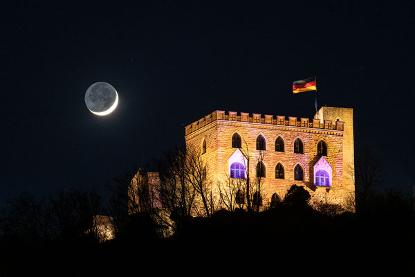 Sichelmond am Hambacher Schloss