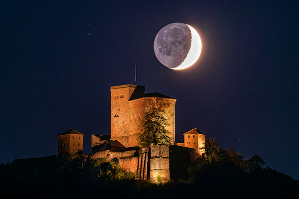 Monduntergang hinter dem Trifels