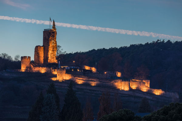 Weihnachtlich geschmückte Wachtenburg im Abendlicht