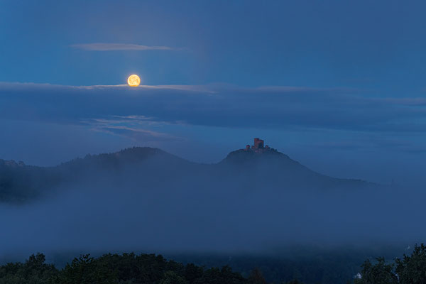 Vollmonduntergang hinter der Burg Trifels