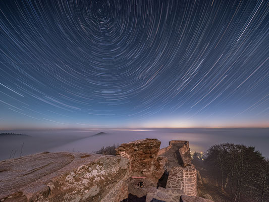 Startrail (Sternspuren) auf der winterlichen Wegelnburg