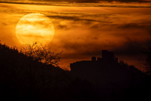 Sonnenuntergang hinter der Burg Trifels