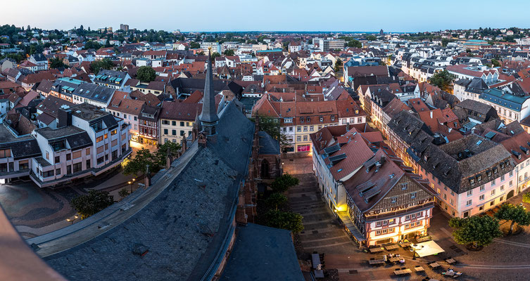Abendlicher Blick auf die Altstadt von der Stiftskirche