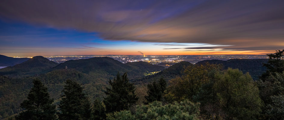 Burg Trifels über dem Herbstnebel