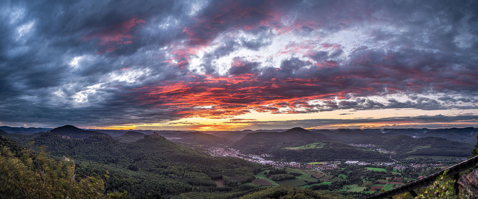 Wolkiger Sonnenuntergang am Hohenberg