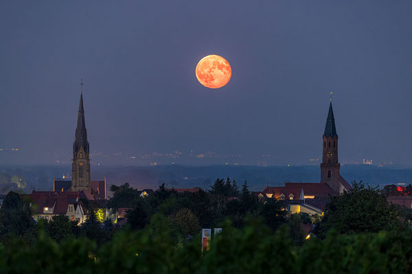Vollmondaufgang zwischen den Edenkobener Kirchen