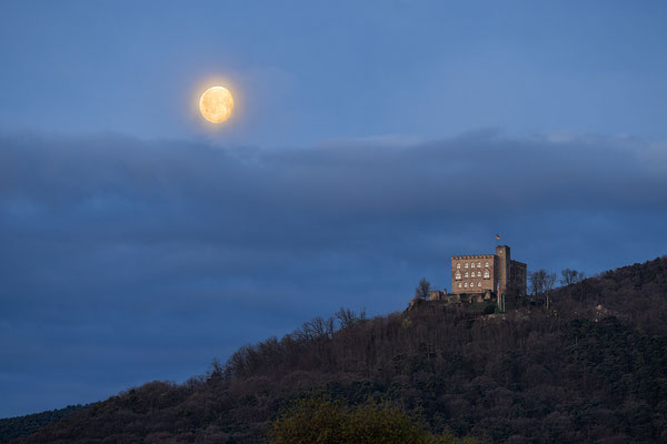 Wolkiger Monduntergang hinter dem Hambacher Schloss