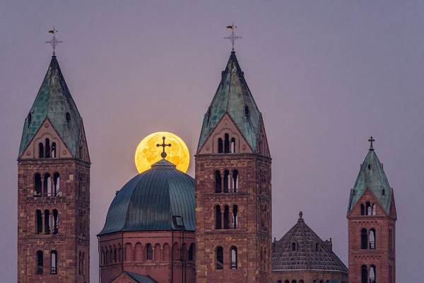 Vollmonduntergang hinter dem Speyerer Dom