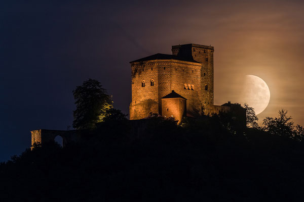 Partielle Mondfinsternis hinter der Burg Trifels