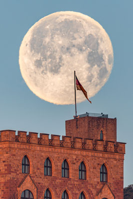 Vollmonduntergang am Hambacher Schloss