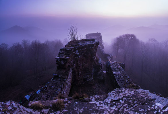 Ruine Wegelnburg in nächtlichem Nebel