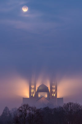 Vollmonduntergang hinter dem nebligen Speyerer Dom