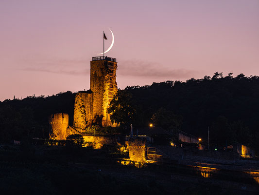 Mondsichel hinter der Wachtenburg