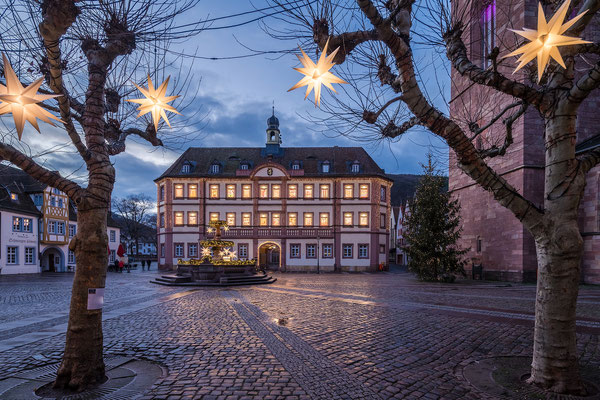 Rathaus von Neustadt als "Adventskalender"