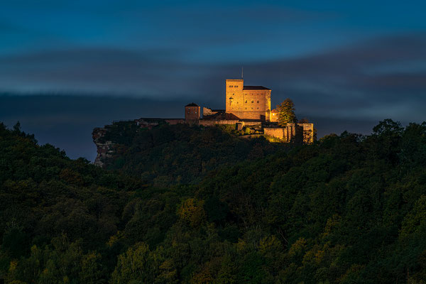 Nächtliche Blicke auf den Trifels bei Vollmond