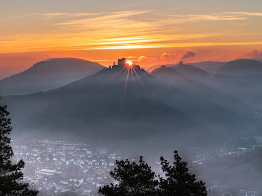Dunstiger Wintermorgen am Sommerfels